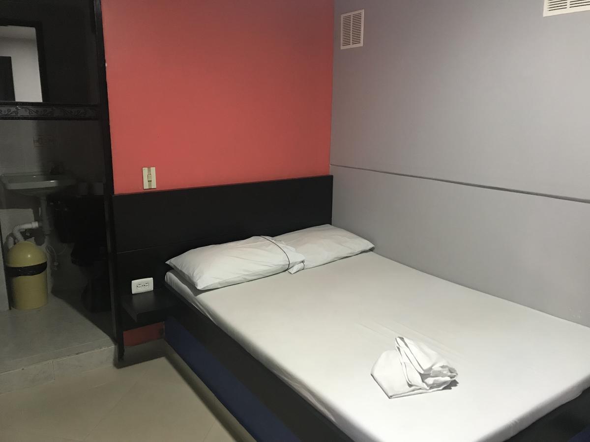 Hotel Calipso Marinilla Zewnętrze zdjęcie