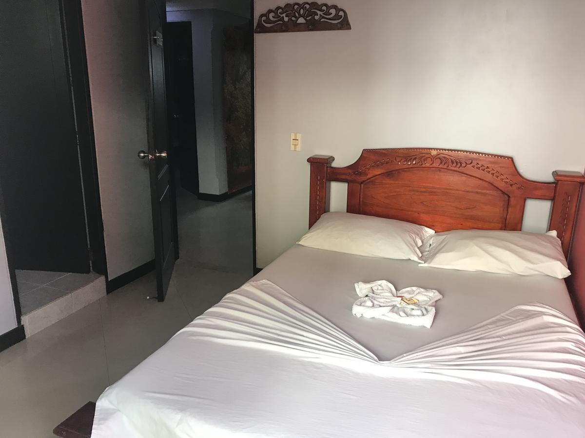 Hotel Calipso Marinilla Zewnętrze zdjęcie